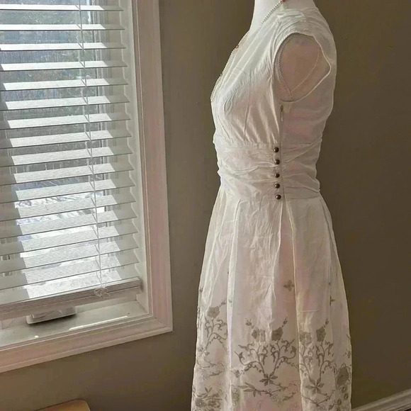 [42]Zarina White Embroidered Sleeveless Pull  Over Mid Dress with Side zipper - Picture 5 of 14